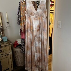 NWOT H&M White and Tan Sleeveless Plunge Sundress